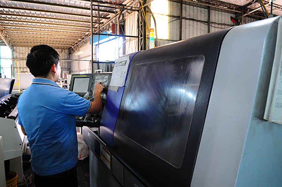 RI YUE XING CNC operator at work